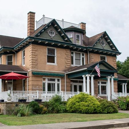 Elk River Hotel & Cafe Sutton Екстериор снимка
