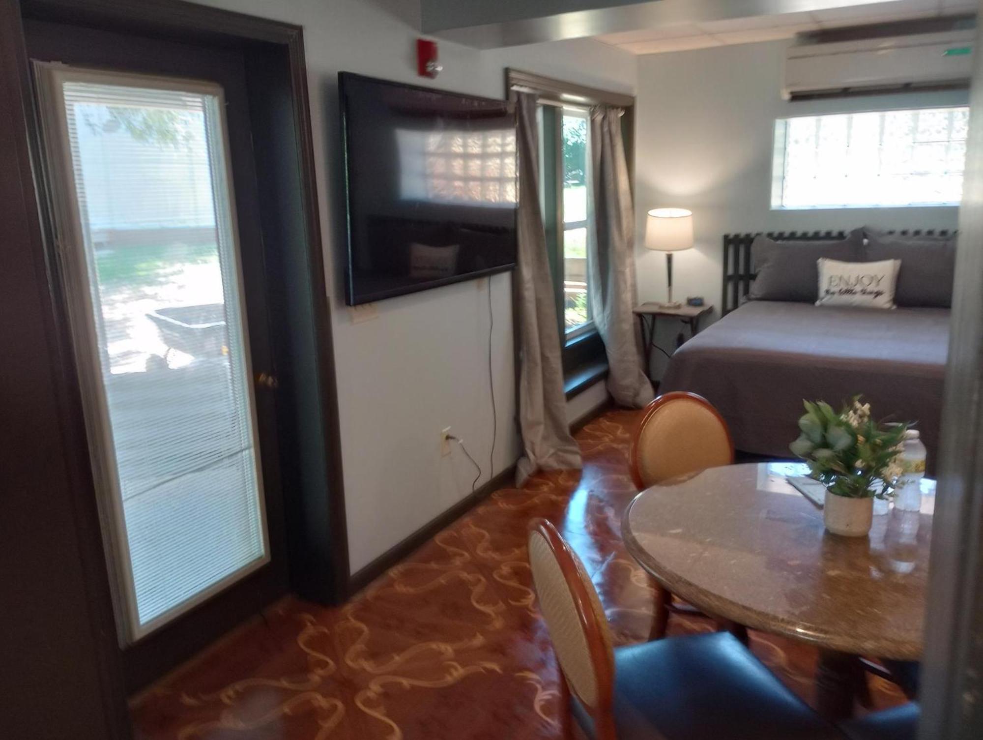 Elk River Hotel & Cafe Sutton Екстериор снимка