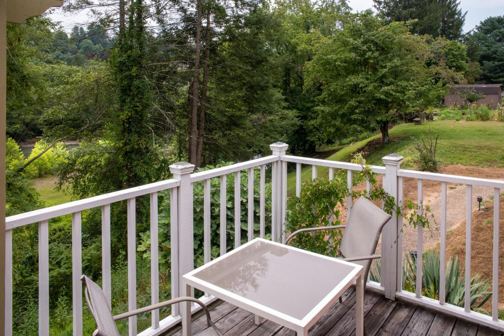 Elk River Hotel & Cafe Sutton Екстериор снимка