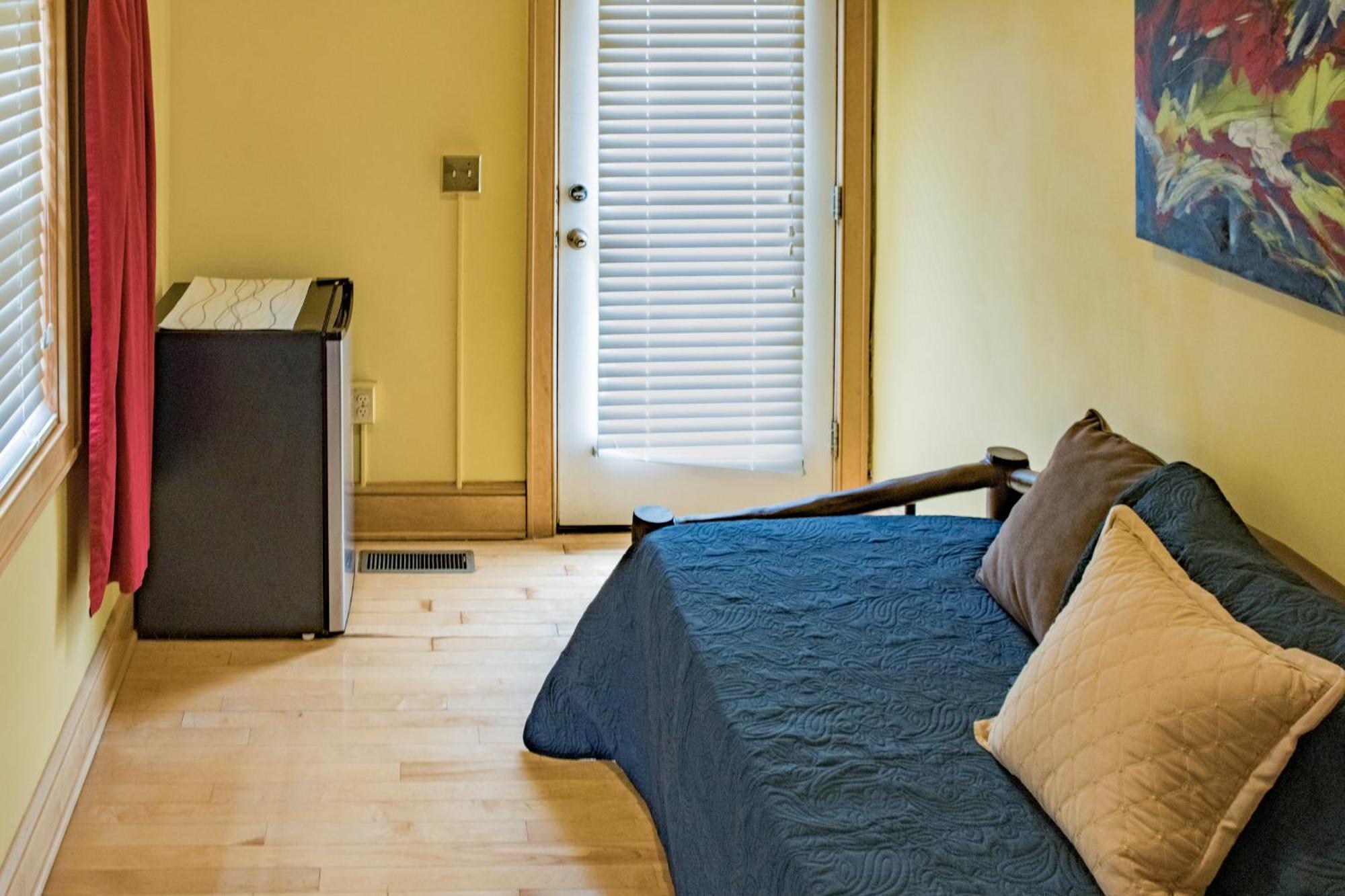 Elk River Hotel & Cafe Sutton Екстериор снимка