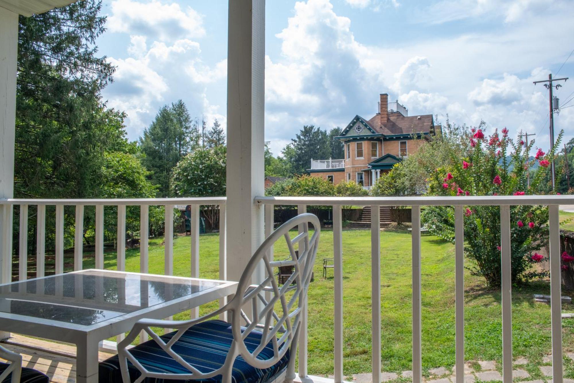 Elk River Hotel & Cafe Sutton Екстериор снимка